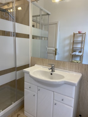 Shower, hair dryer, bidet, towels - Cozy apartment with patio, Villa Belvedere, Vatican, wi-fi (Roma)