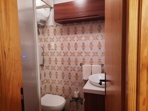 Ducha, secador de pelo, toallas, jabón