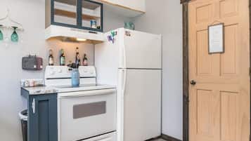 KĂŒhlschrank, Mikrowelle, Ofen, Herdplatte
