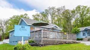 Ein blaues Haus mit einer überdachten Veranda und einem Schild mit der Aufschrift "111 Kansas".