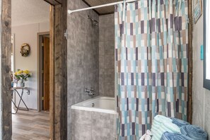 Combined shower/tub, jetted tub, hair dryer, towels - HOUSE by Lake Taneycomo at Rockaway Rentals (Rockaway Beach)