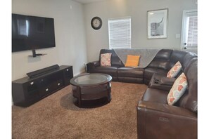 Living area - Spacious and elegant 4-Bedroom; Near Sea World. (San Antonio)