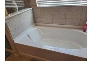 Bathroom - Spacious and elegant 4-Bedroom; Near Sea World. (San Antonio)