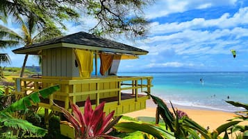Ubicación cercana a la playa, tumbonas y toallas de playa