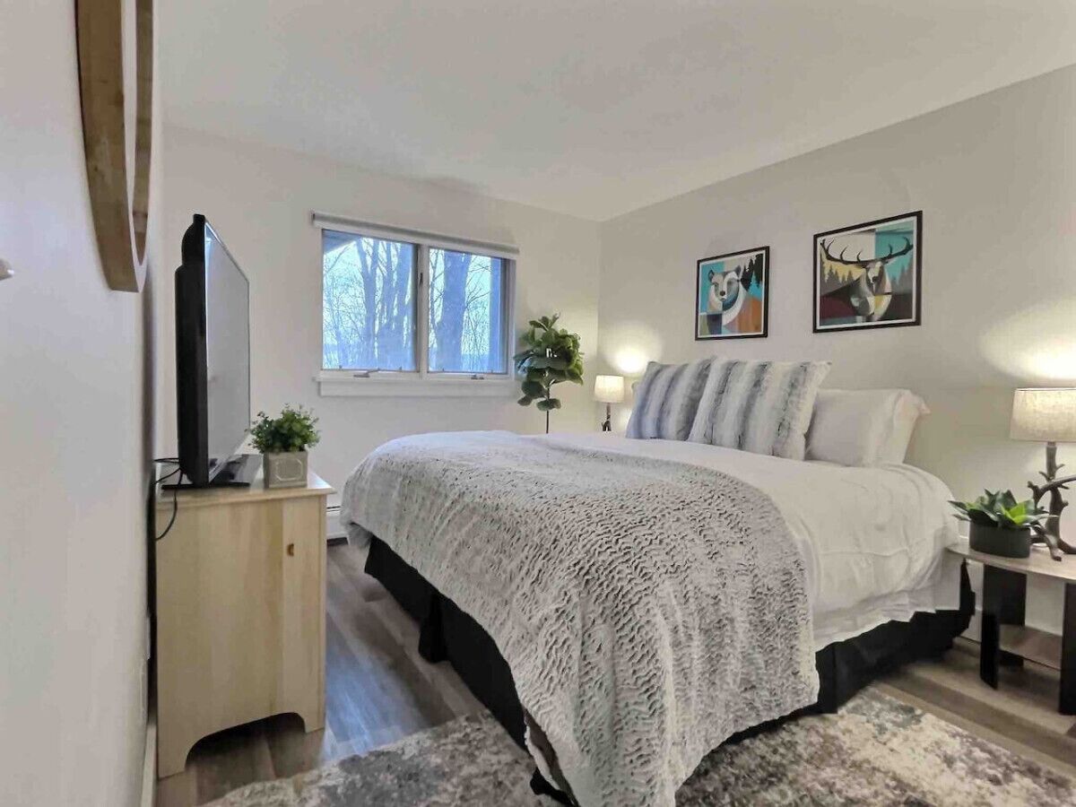 2 bedrooms, desk, iron/ironing board, travel crib