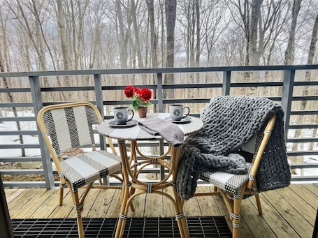 Outdoor dining. FirBear- AC, Pool, Hot Tub, Sauna, Tennis, Gym