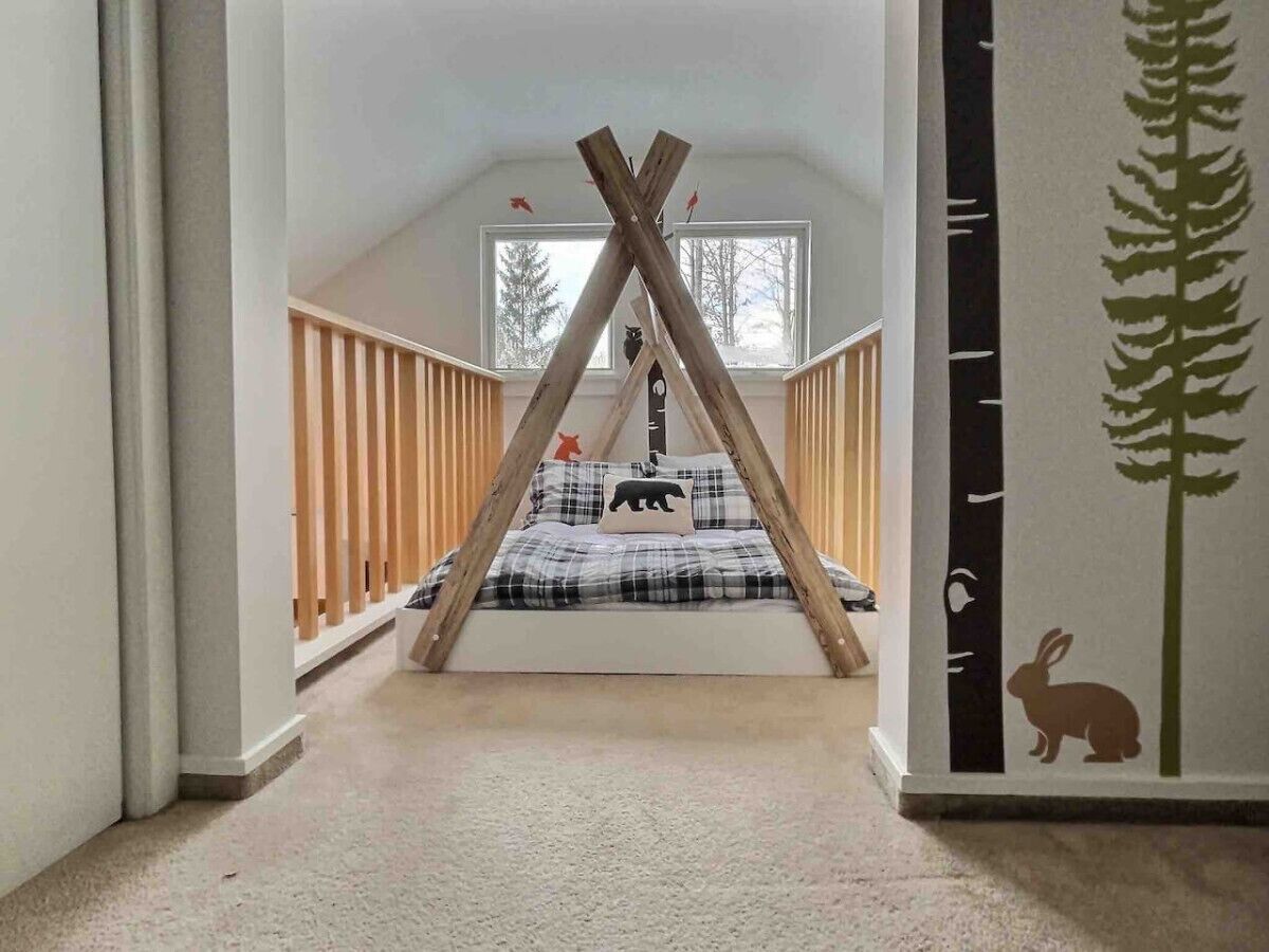 2 bedrooms, desk, iron/ironing board, travel crib