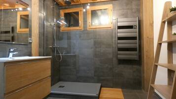 Bathtub, hair dryer, towels