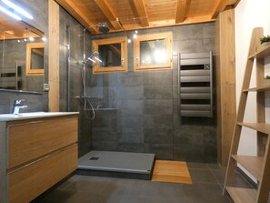 Baignoire, sèche-cheveux, serviettes fournies