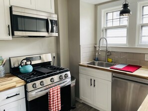 Fridge, microwave, oven, stovetop - NEWLY RENOVATED home walking distance from<br>Strong Memorial Hospital (Rochester)