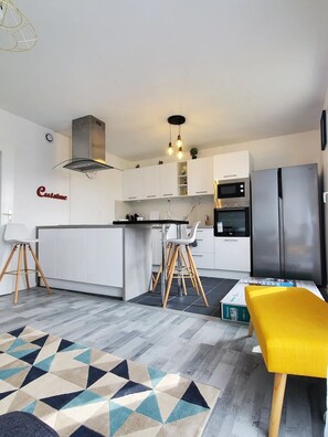 Private kitchen - Appart 6/8 personnes proche centre parking gratuit (Troyes)