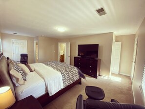 4 habitaciones, escritorio y tabla de planchar con plancha