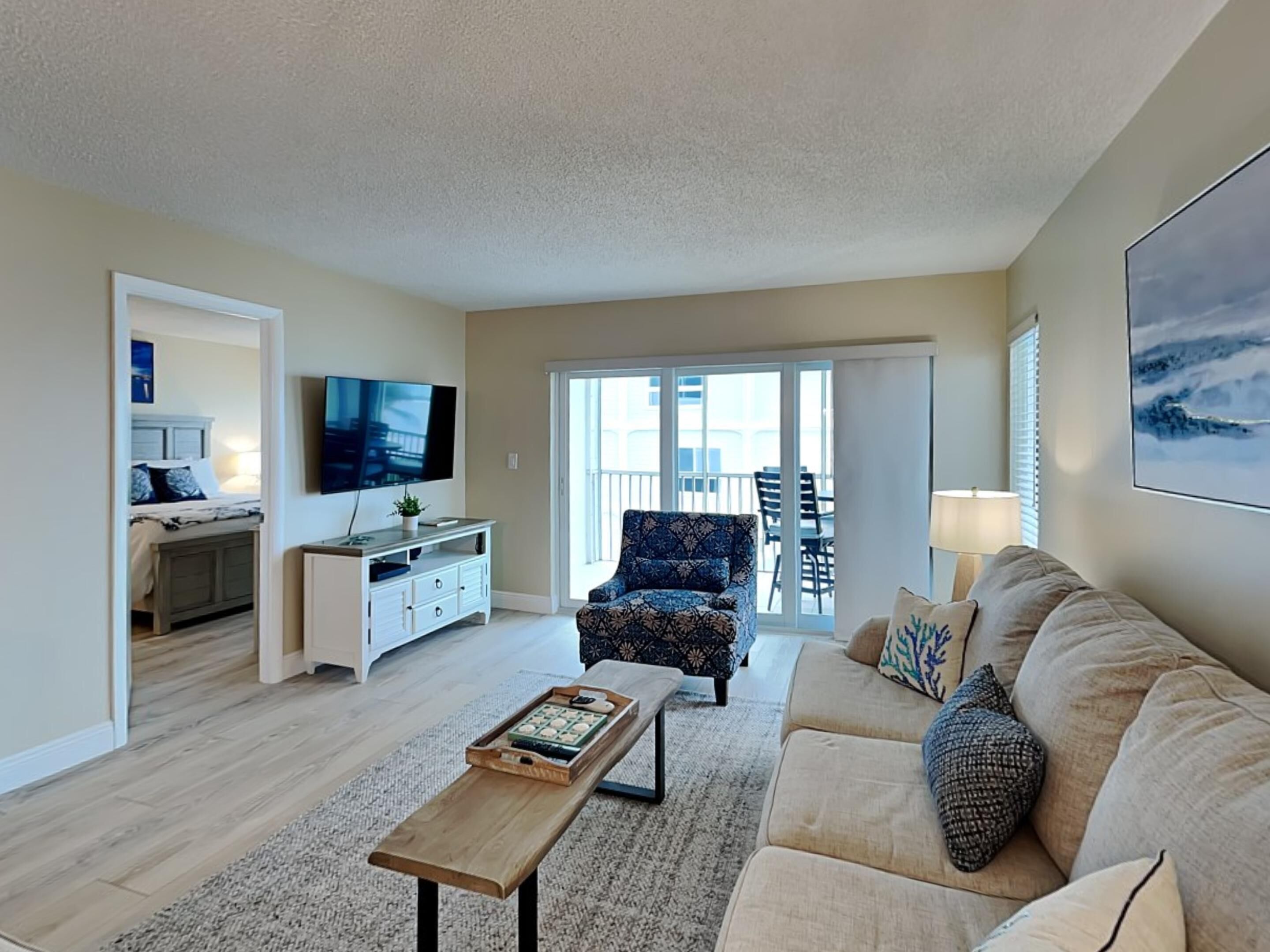 Upgraded condo w. resort-style amenities, 2-wk min stay