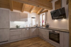 Fridge, oven, dishwasher, coffee/tea maker