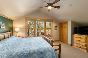 4 bedrooms, free WiFi, bed sheets - Riverfront Townhome/On Shuttle Route to Slopes/Hot Tub Access (Keystone)