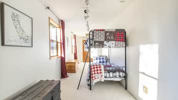 4 habitaciones, escritorio y tabla de planchar con plancha