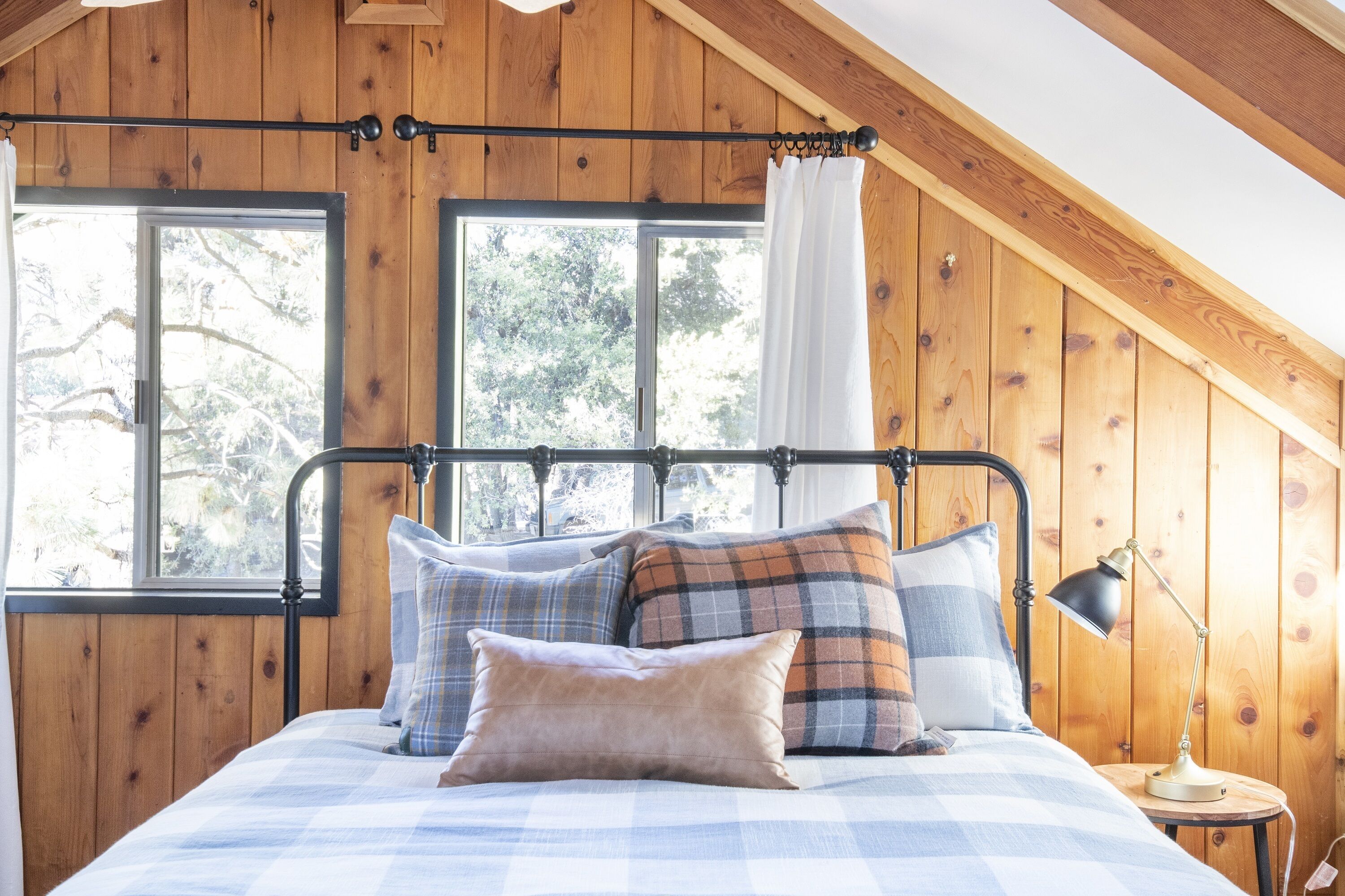 4 soverom, skrivebord, strykejern/-brett og reiseseng for barn