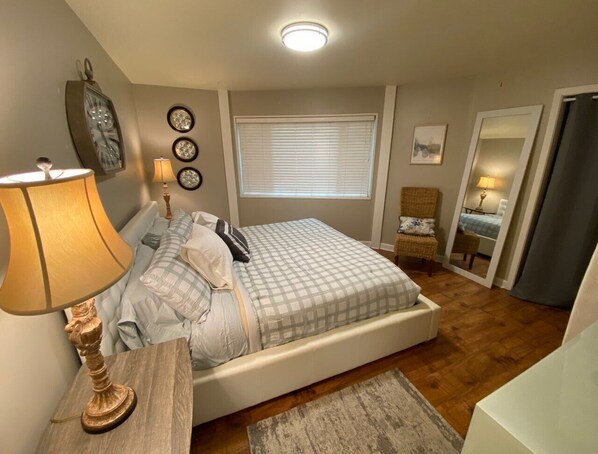 2 bedrooms, free WiFi, bed sheets - Campus Condo! Awesome Location! Walk To Everywhere! (Oxford)