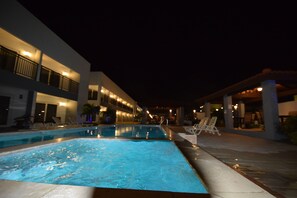 Una piscina al aire libre