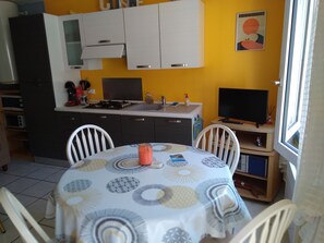 Een koelkast, een magnetron, een oven, een kookplaat