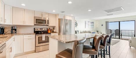 Køleskab, mikrobølgeovn, ovn, kogeplade