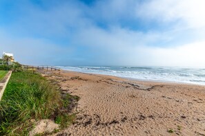 Plage, chaises longues, serviettes de plage