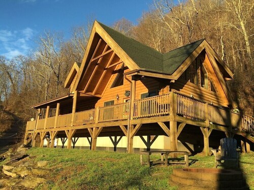 BABY BEAR’S CABIN, REAL LOG CABIN, SPECTACULAR VIEWS, HOT TUB, FIRE PIT