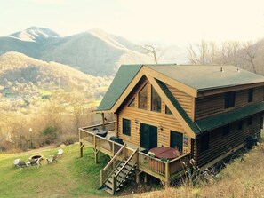 Exterior - BABY BEAR’S CABIN, REAL LOG CABIN, SPECTACULAR VIEWS, HOT TUB, FIRE PIT (Maggie Valley)