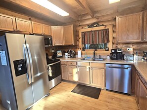 Fridge, microwave, oven, stovetop - BABY BEAR’S CABIN, REAL LOG CABIN, SPECTACULAR VIEWS, HOT TUB, FIRE PIT (Maggie Valley)