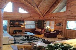 Smart TV, fireplace - BABY BEAR’S CABIN, REAL LOG CABIN, SPECTACULAR VIEWS, HOT TUB, FIRE PIT (Maggie Valley)