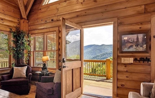 BABY BEAR’S CABIN, REAL LOG CABIN, SPECTACULAR VIEWS, HOT TUB, FIRE PIT