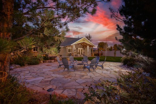 Luxury Retreat-gourmet kitchen, playhouse, hot tub, & steam shower