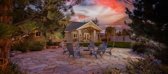 Luxury Retreat-gourmet kitchen, playhouse, hot tub, & steam shower