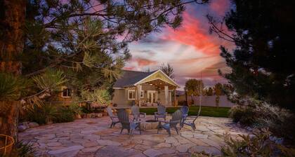 Luxury Retreat-gourmet kitchen, playhouse, hot tub, & steam shower
