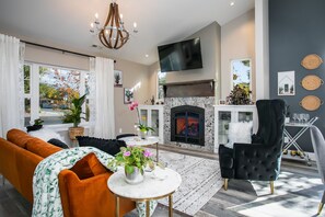 Smart TV, chimenea, futbolito y tenis de mesa 