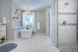 Ensemble douche/baignoire, sèche-cheveux, serviettes fournies, savon
