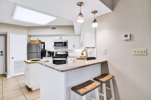 Fridge, microwave, oven, stovetop - Windward Pointe 604 | Spacious, Update, Beach Front! (Orange Beach)