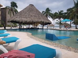 Outdoor pool - Captain Morgan Vacation Beach Club (San Pedro)
