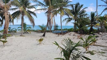 Vlak bij het strand, ligstoelen, strandlakens