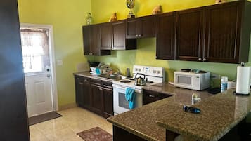 Een koelkast, een microgolfoven, een oven, een vaatwasser