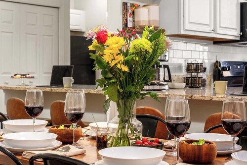 The Farmhouse at Oaks | Full Kitchen • Near I75