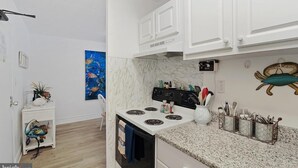 Cafetera y tetera, refrigerador, microondas y horno 