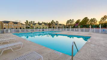 حمّام سباحة خارجي