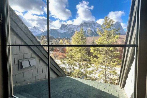 🥇Renovated Chalet at Mystic Springs, Pool, Hot Tub!