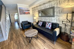 Televisor intel·ligent, llar de foc i llibres 