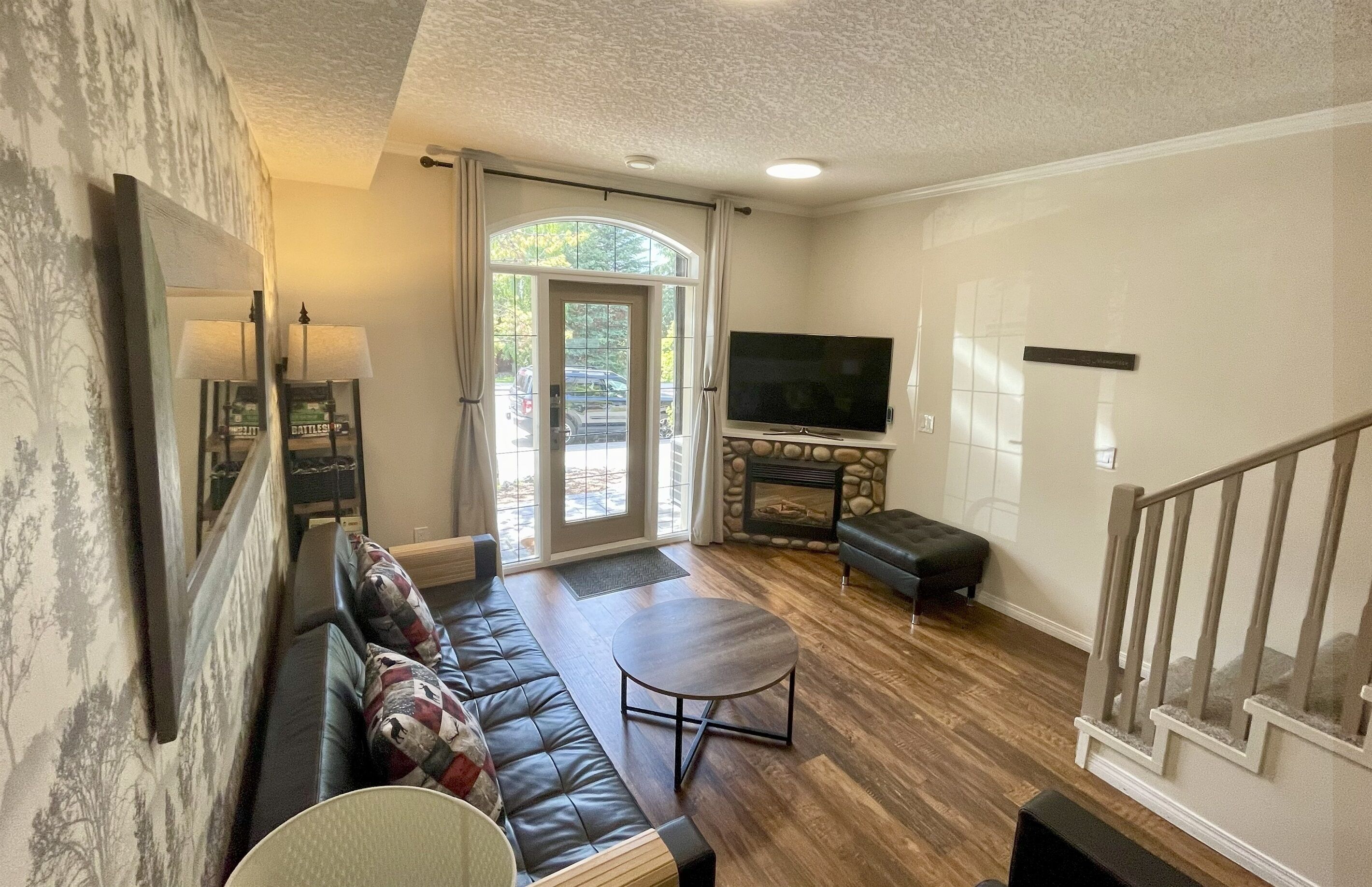 Smart-TV, Kamin, Bücher