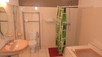 Baignoire, sĂšche-cheveux, serviettes fournies, savon