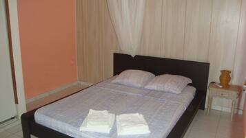 2 habitaciones, tabla de planchar con plancha y cuna de viaje