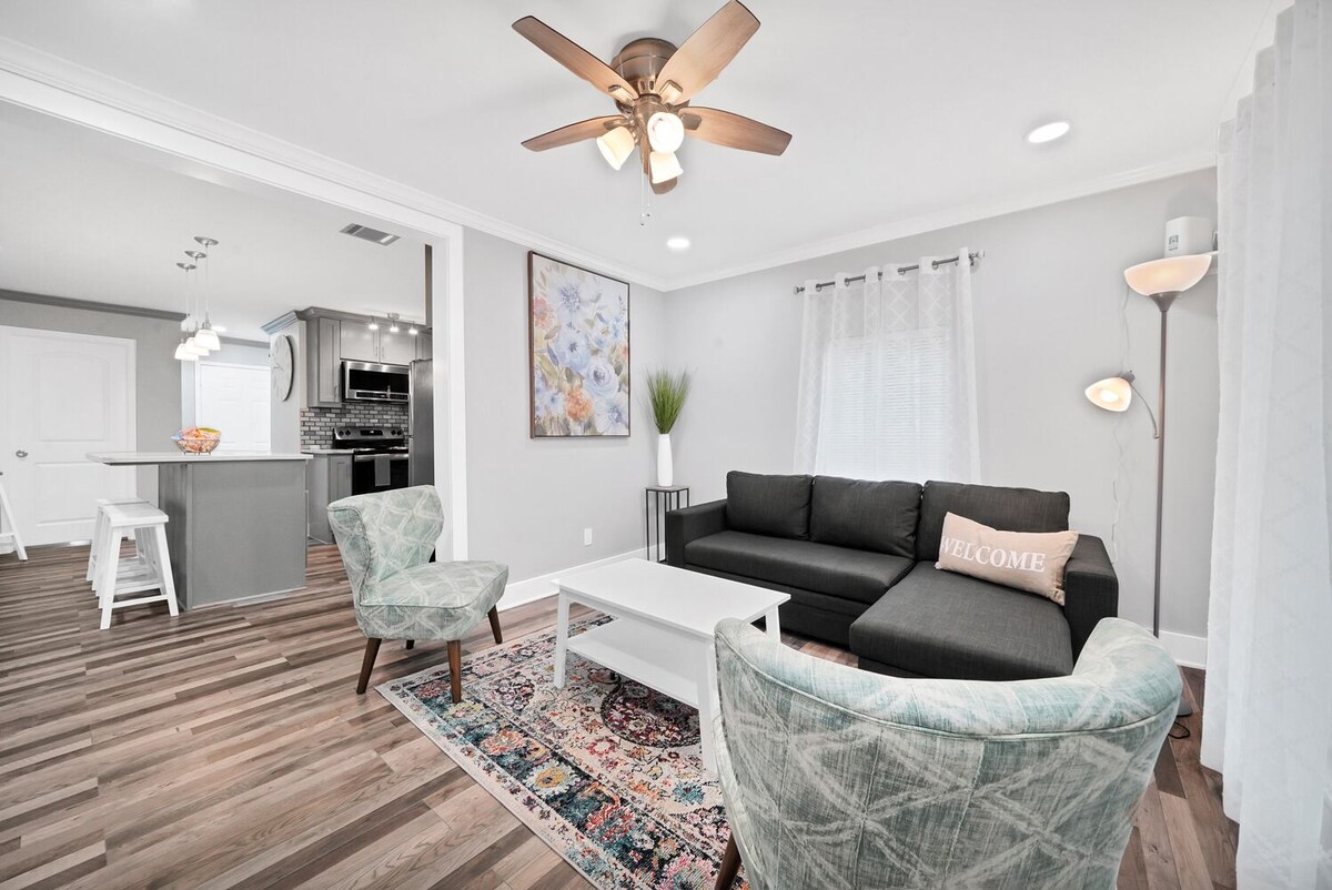 Photo of 🏡Cozy Cottage Gated & Pet Friendly Sleeps 6🐶