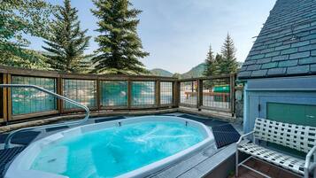 Tina de hidromasaje al aire libre